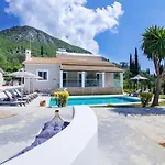 Grande Terra With Swimming Pool & Starlink Wifi Villa